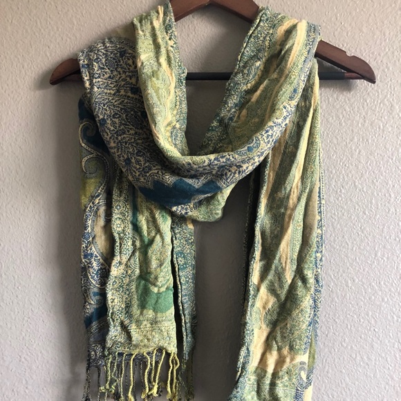 Beautiful Scarf - Picture 2 of 3